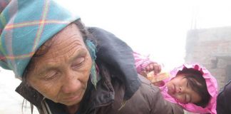 Hình ảnh cụ bà lấy chỉ khâu gót chân nứt nẻ khiến ai cũng xót xa - Ảnh 1.