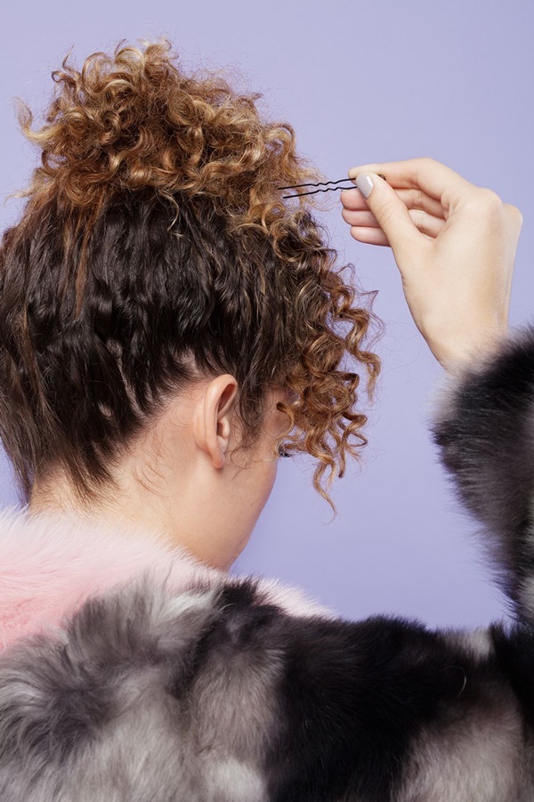 3 gợi ý tạo kiểu cho nàng tóc xoăn cho mùa đông thêm ấm áp
