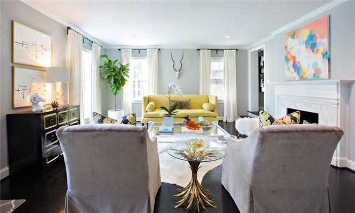 Làm thế nào để sử dụng sofa vàng trong phòng khách?
