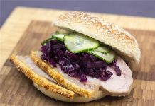 Ngon “tái tê” bánh mỳ kẹp thịt Đan Mạch Ngon 'tái tê' bánh mỳ kẹp thịt Đan Mạch