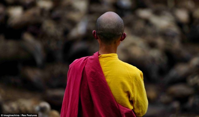 Rùng rợn: Tục chôn cất người chết vô cùng đáng sợ ở Tây Tạng (P2)