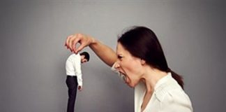 Nhân viên phát sợ với ông sếp...