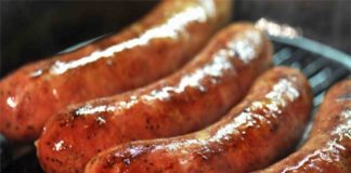 Chất bảo quản trong xúc xích tiềm ẩn nguy cơ gây rối loạn tiêu hóa, hạn chế hoạt động của dạ dày và ruột