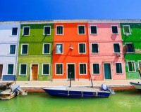 Ghé thăm ngôi làng “lòe loẹt” nhất thế giới tại Ý