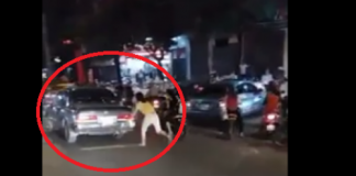 Hình ảnh vợ chạy bộ đuổi theo chiếc xe ô tô chồng chở tình nhân.