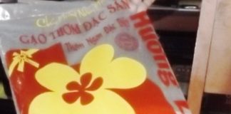 Bịt gạo 5 kg mà ông T. nghi là gạo giả