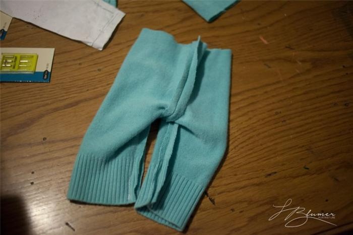 Làm quần cho trẻ sơ sinh từ áo len của mẹ
