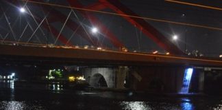 Hiện trường cô gái nhảy cầu được cứu.