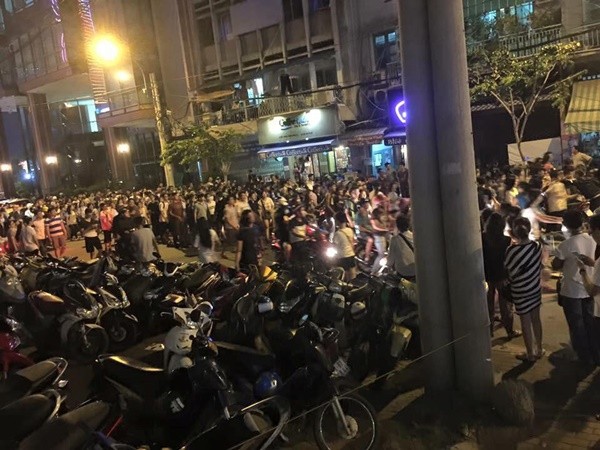 Đám đông hàng trăm bạn trẻ tụ tập làm náo loạn phố Nguyễn Huệ