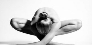 Chùm ảnh cô gái khỏa thân tập yoga gây bão mạng xã hội