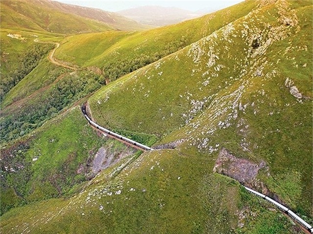 Rovos Rail ở Nam Phi: Là chuyến tàu cổ kính được xây dựng từ những năm 1960-1970 đưa du khách tham quan nhiều vùng quê đẹp.