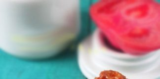 Thịt viên trứng muối sốt cà chua ngon tuyệt