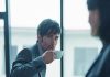 Vì sao đàn ông thích tán tỉnh đồng nghiệp nữ?