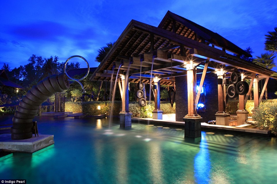 Indigo Pearl là một khách sạn phong cách, sang trọng ở Phuket do Bill Bensley thiết kế, với những khu phòng và biệt thự tuyệt đẹp.