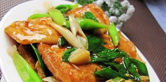 don-gian-com-trua-voi-dau-hu-sot-dau-me