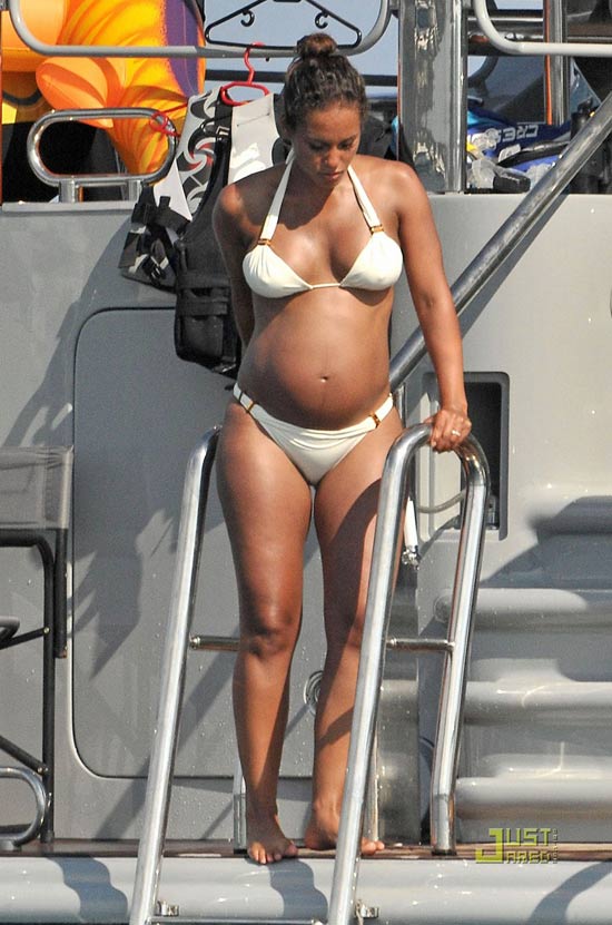 Hình ảnh bầu bí mới nhất của danh ca da màu xinh đẹp Alicia Keys trên du thuyền sang trọng.