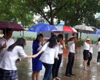Xúc động hình ảnh thầy cô chịu ướt che mưa cho học sinh