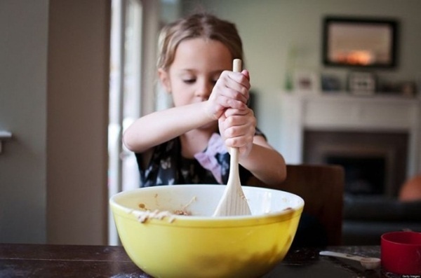 8 cách thú vị để trẻ cùng vào bếp cùng mẹ
