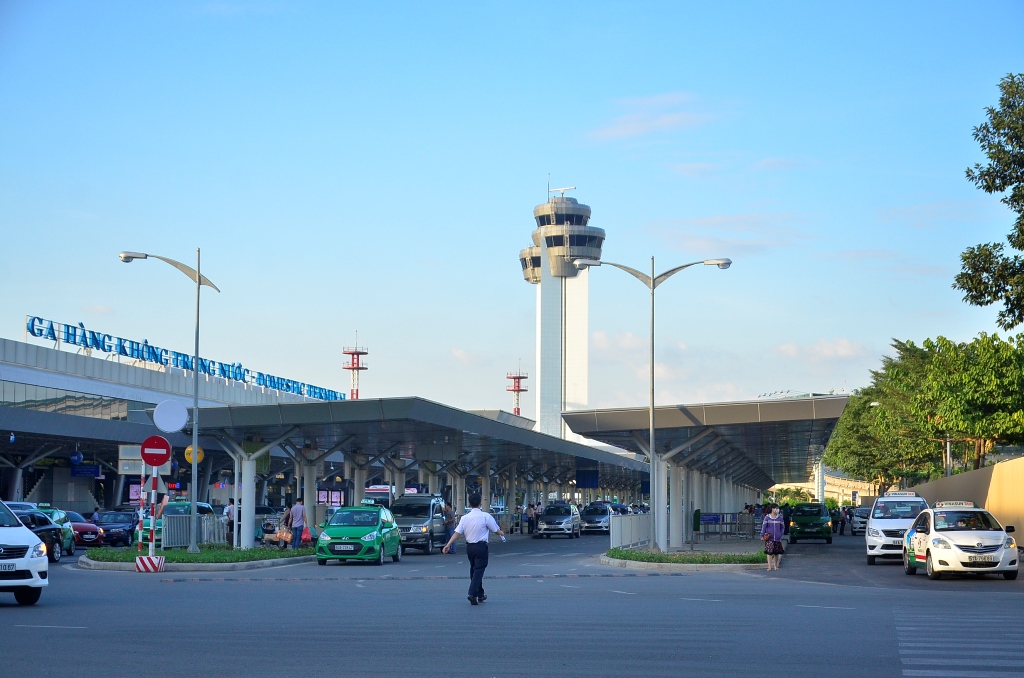 Cảng hàng không quốc tế Tân Sơn Nhất đã triển khai đưa thêm 1 sảnh đón taxi (bên phải hình) vào sử dụng phục vụ hành khách đi và đến nhà ga quốc nội