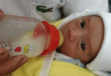 Nhói lòng ông bố đi xin sữa nuôi con từ khi 18 ngày tuổi Nhói lòng ông bố đi xin sữa nuôi con từ khi 18 ngày tuổi