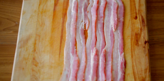 Bữa sáng kiểu Tây với thịt xông khói cuộn bánh mì và phô mai 