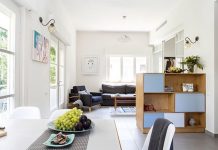 Ấn tượng với căn hộ trắng xanh mát mắt của cặp anh em ruột