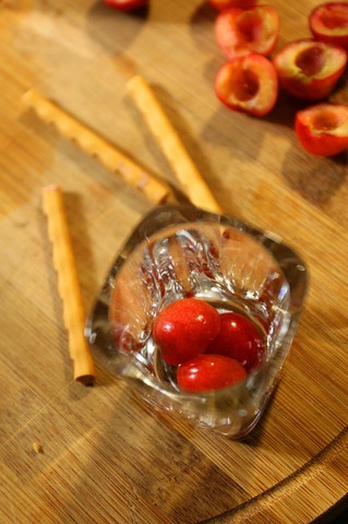 Sữa chua cherry trộn hạnh nhân – tưởng khó mà cực đơn giản