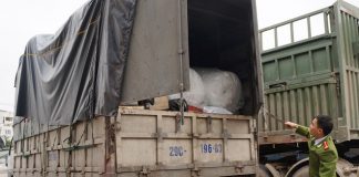 Kẹo, hạt bí Trung Quốc chờ đóng gói thành hàng Việt