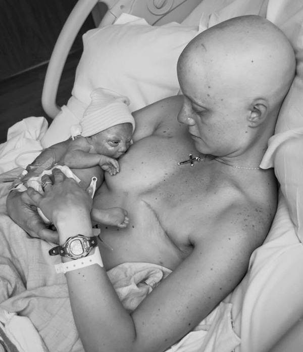 Khoảnh khắc cho con bú tuyệt đẹp của người mẹ ung thư vú