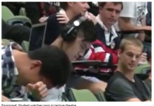 Xem lén phim sex trên lớp mà quên cắm tai nghe Xem lén phim sex trên lớp mà quên cắm tai nghe - ảnh 1