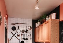 Làm khu vực treo dụng cụ bếp trên tường