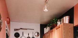 Làm khu vực treo dụng cụ bếp trên tường