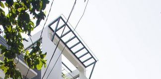 Hồ cá bên trong ngôi nhà ống xanh mát ở Sài Gòn