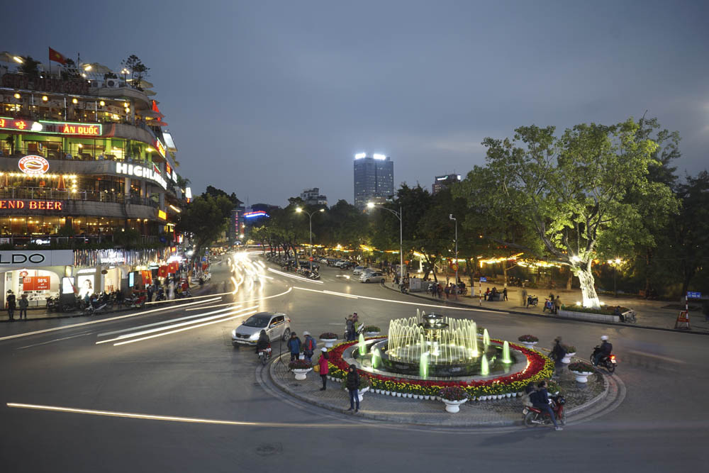 Đài phun nước trên quảng trường Đông Kinh Nghĩa Thục được trang trí đơn giản với đèn nền và một vườn hoa bao quanh.