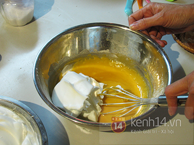 Mách bạn công thức bánh bông lan cuộn trứng muối cực kỳ mềm xốp 9
