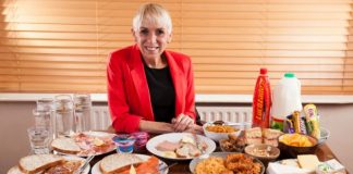  Bà Dunbar phải ăn 5000 calo (13kg) mỗi ngày sau khi phẫu thuật giảm cân.