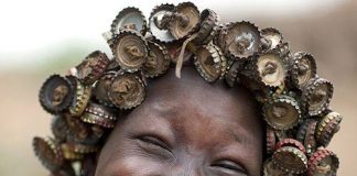 Kỳ lạ: Bộ tộc đội mũ trùm bằng đất sét, tóc giả bằng…nắp chai