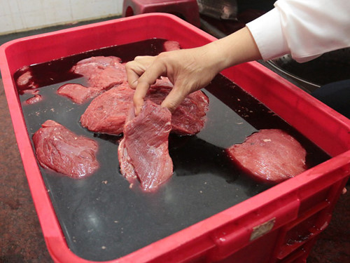 Cửa hàng bán thịt sạch dùng hóa chất biến thịt heo nái thành thịt bò 1