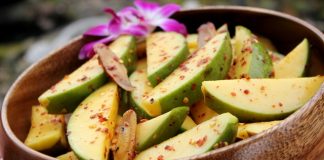 Mẹo làm xoài ngâm mắm ớt chua cay cho ngày cuối tuần