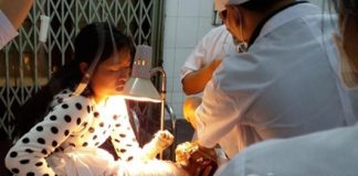 Hai mẹ con chị Mó Ân đang nằm cấp cứu tại Bệnh viện đa khoa tỉnh Đắk Lắk- Ảnh: Bảo Bình