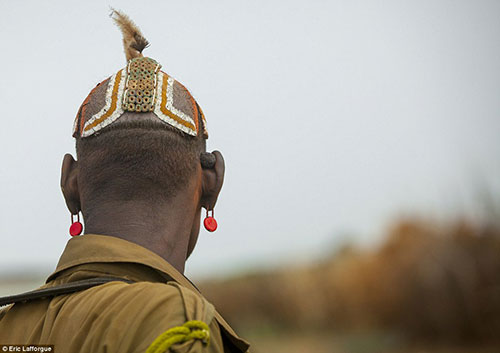 Kỳ lạ: Bộ tộc đội mũ trùm bằng đất sét, tóc giả bằng…nắp chai