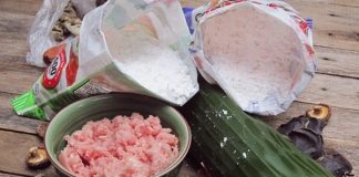 Bữa sáng thơm ngậy với bánh giò nóng