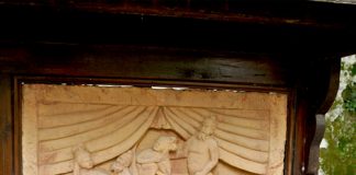 Những bức phù điêu đất nung phác hoạ cảnh ái ân men theo bờ tường khá ý nhị