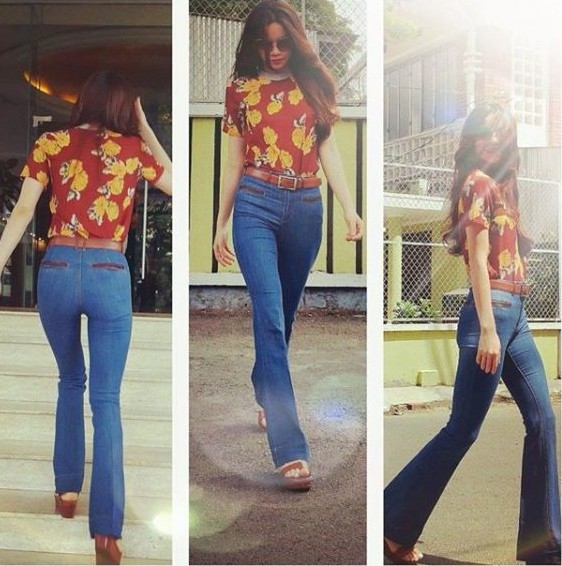 Sao Việt học theo mốt quần jeans loe của Victoria Beckham