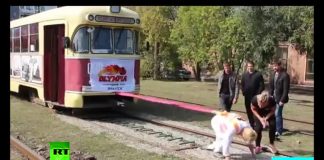 Người phụ nữ tay không kéo toa tàu 17 tấn