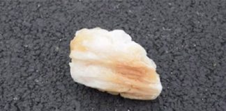 Chất thải người rơi từ máy bay xuyên thủng nhà dân