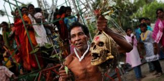 Rợn người với những nghi lễ kỳ quái, đẫm máu ở Ấn Độ