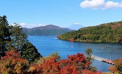 Hồ Ashi (Hakone, Nhật Bản): Nổi tiếng với vẻ đẹp phong cảnh hữu tình, hồ Ashi nằm ngay bên miệng núi Phú Sĩ nổi tiếng. Vào mùa thu, hồ nước này được khoác những bộ áo sặc sỡ
