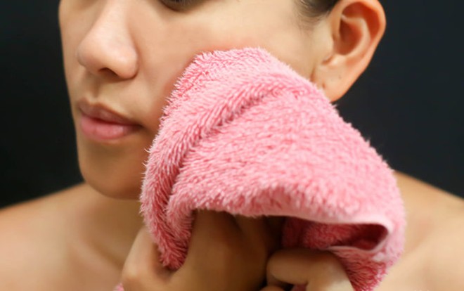 7. Lau khô mặt sai cách Bạn nên nhớ sử dụng khăn để lau sạch sẽ lại nước trên mặt sẽ vô tình gây ra nếp nhăn. Hãy sử dụng khăn sạch vỗ nhẹ lên mặt để làm khô nước, cách này sẽ rất an toàn cho làn da.