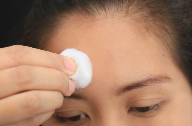 8. Chỉ rửa mặt là đủ Rửa mặt chỉ là bước khởi đầu trong chế độ chăm sóc da. Sau đó, hãy sử dụng toner và kem dưỡng ẩm để giúp da phục hồi sau một ngày mệt mỏi.